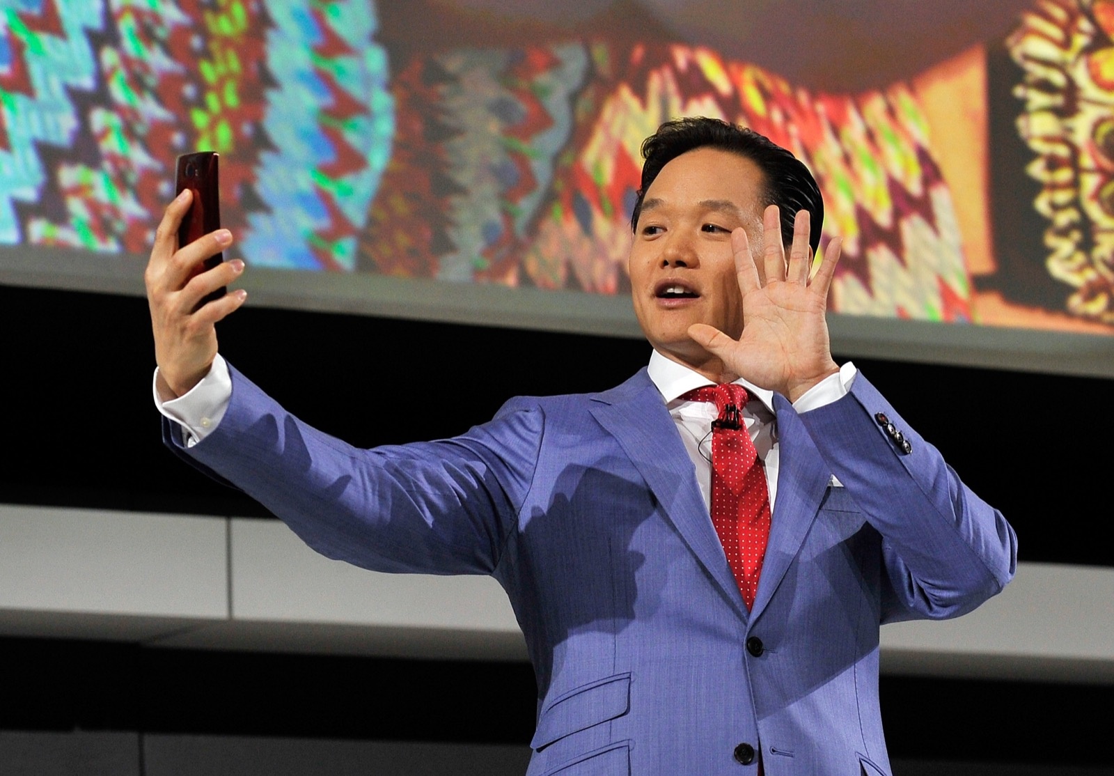 CEO của LG - Frank Lee - chụp ảnh selfie với G Flex 2, smartphone màn hình cong mới nhất của hãng. (Ảnh: David Becker/Getty Images).