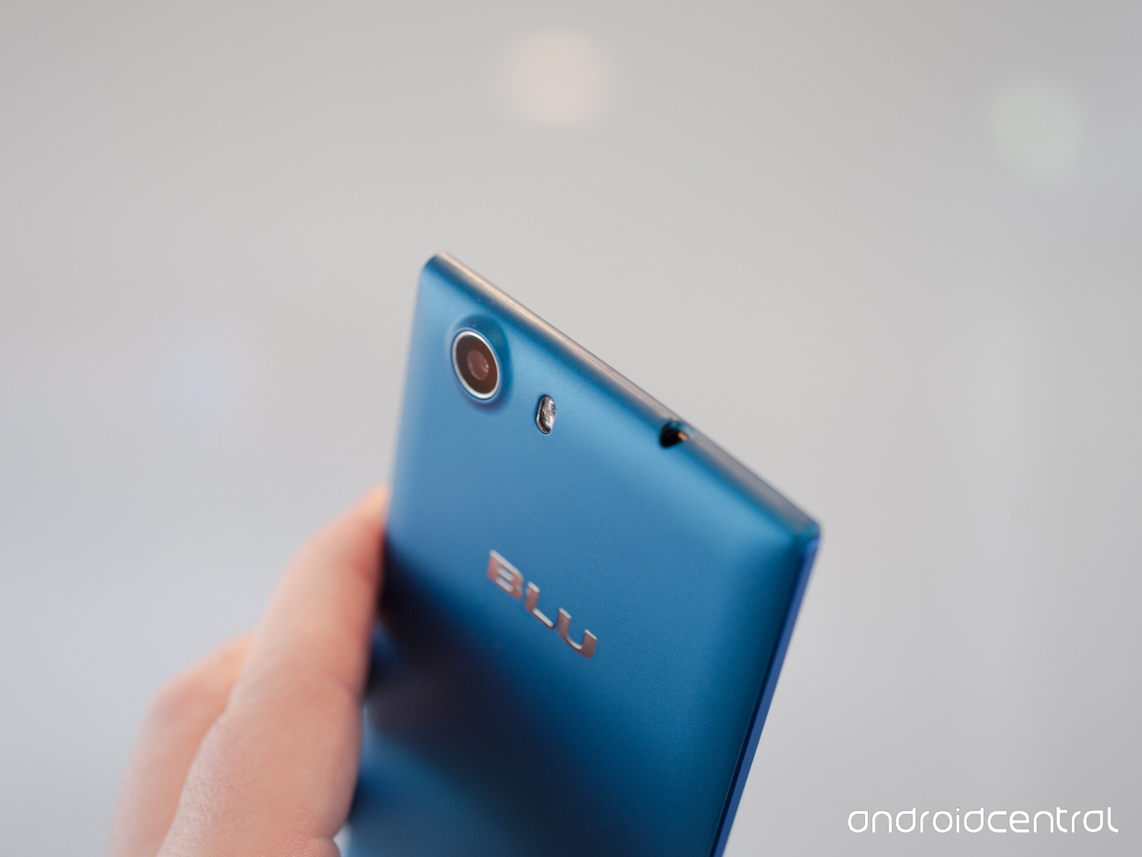 Jack cắm tai nghe được bố trí ở cạnh trên, gần camera và đèn flash.