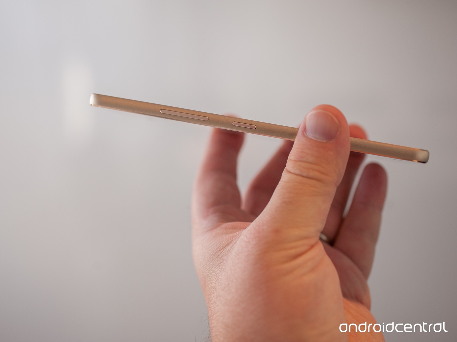 Với số đo 5.1 mm, Blu Vivo Air được xem là một trong những mẫu smartphone mỏng nhất thế giới hiện nay, chỉ thua Oppo R5 (4.85 mm).