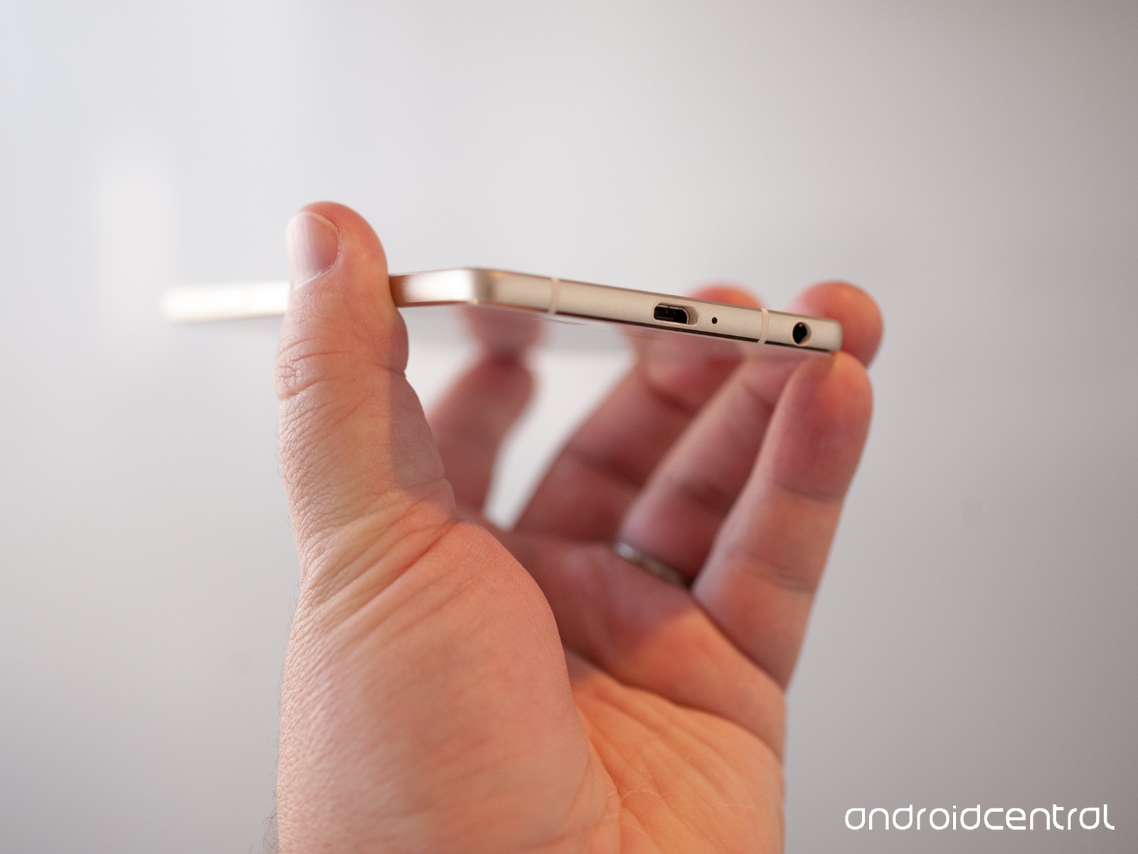 Jack cắm tai nghe và cổng sạc được bố trí gần nhau ở cạnh dưới sản phẩm.