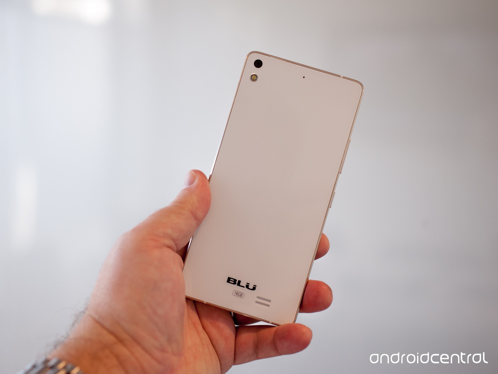 Camera sau và đèn flash phẳng, cho những tấm ảnh với độ phân giải 8 megapixel.