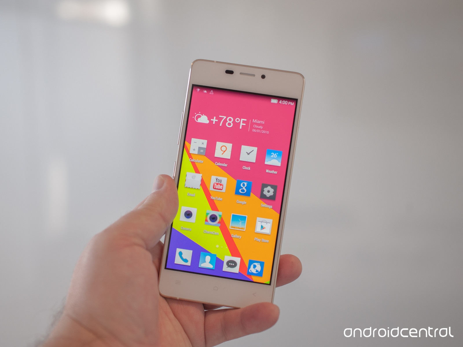 Blu Vivo Air chạy hệ điều hành Android 4.4 Kitkat.