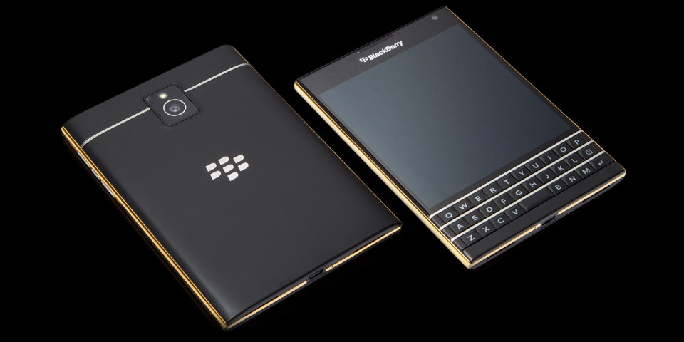 BlackBerry Passport nam vang va bach kim, gia tu 1.893 USD hinh anh