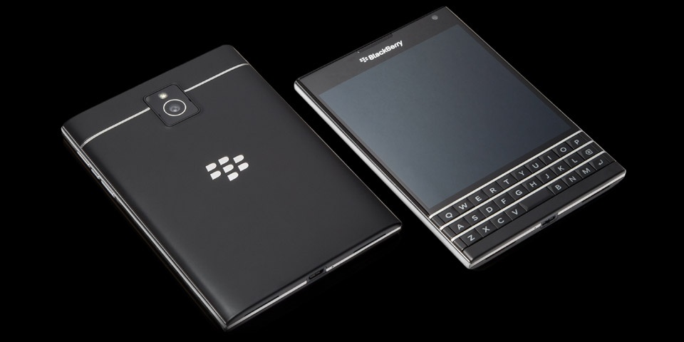Bản dựng BlackBerry Passport bạch kim.BlackBerry Passport bản nạm vàng và bạch kim được trang bị RAM 3 GB, dung lượng lưu trữ 32 GB có thể nâng cấp lên 128 GB với thẻ nhớ MicroSD và camera 13 megapixel. Sản phẩm hứa hẹn sẽ có pin tốt nhất từ trước đến nay với thời lượng lên đến 30 giờ.