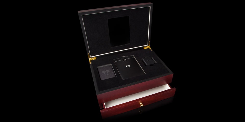 Sản phẩm sẽ được đặt trong hộp đựng sang trọng mạ vàng.