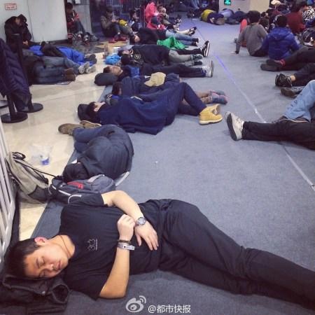 Dòng người xếp hàng từ rất sớm.