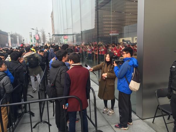 Đài truyền hình Hàng Châu cũng có mặt để phỏng vấn người tiêu dùng.