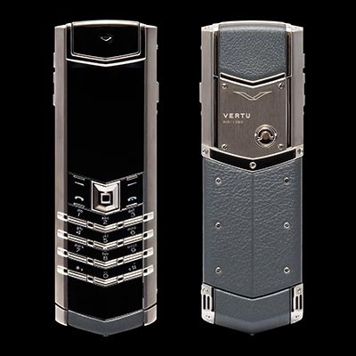 Vertu Signature S: Phát hành vào năm 2007, thiết bị trở thành tâm điểm của thị trường tại thời điểm đó. Signature S vẫn mang trong mình thiết kế đặc trưng của thương hiệu Vertu, với các phím bấm nhỏ xếp thành hình nhữ V, thân máy mỏng và chỉ nặng 238g. Chỉ những thợ thủ công lành nghề nhất mới có thể lắp ráp hoàn chỉnh chiếc điện thoại này.