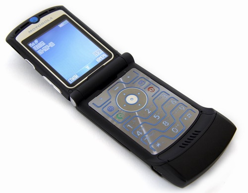Motorola RAZR V3: Tháng 11 năm 2004, Motorola giới thiệu điện thoại siêu mỏng RAZV V3, mẫu điện thoại thành công nhất của hãng. Với kiểu dáng gập, thiết bị chỉ mỏng 0,5 inch, các phiên bản của dòng Razr đã làm say mê nhiều người dùng, mở đầu một xu hướng điện thoại mới.