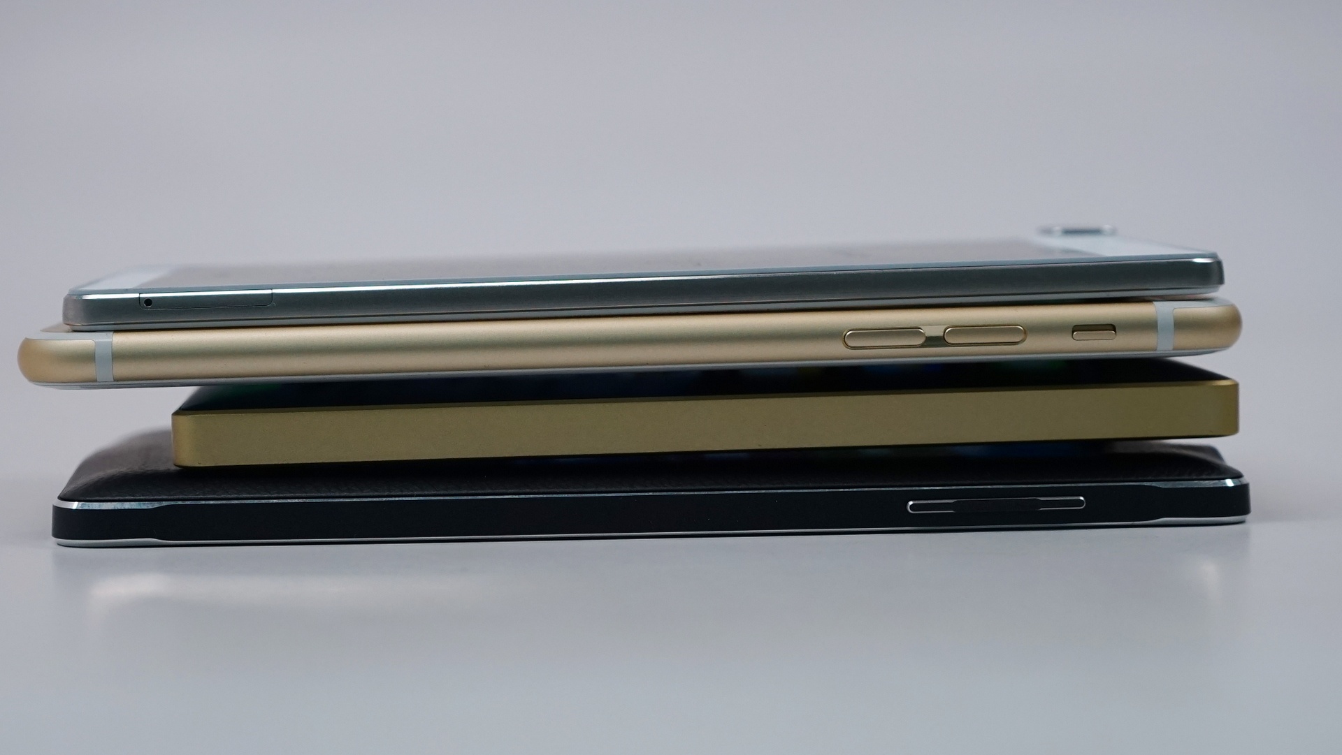 Nhìn từ bên dưới, các nhà sản xuất đều lựa chọn cổng sạc/giao tiếp với máy tính đặt vị trí ở giữa. Do có thiết kế mỏng, Oppo R5 không trang bị giắc cắm tai nghe 3,5 mm, thay vào đó họ sử dụng adapper biến cổng microUSB thêm giắc cắm nghe nhạc được tặng kèm trong hộp máy khi bán ra thị trường.