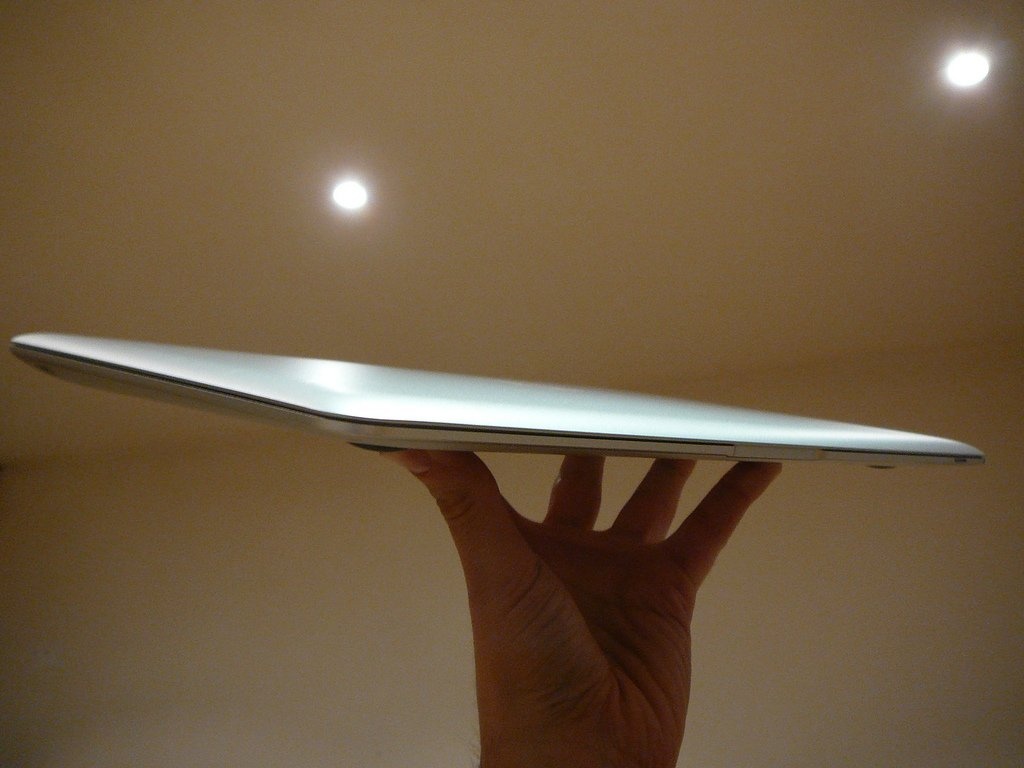 Một chiếc Macbook Air có màn hình Retine và Apple sẽ loại bỏ cổng MagSafe và thay bằng cổng USB Type-C, một chuẩn mới giúp loại bỏ tình trạng cắm ngược hiện vẫn đang tồn tại trên cổng USB hiện nay.