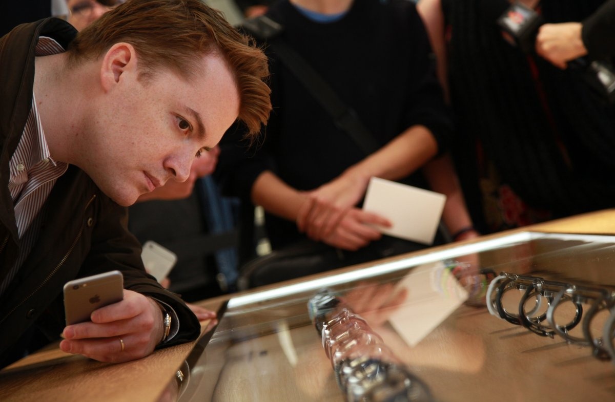 Với những gì Apple đã làm, nhiều khả năng hãng sẽ sửa lại chuỗi cửa hàng của mình và để một phần trưng bày và giới thiệu Apple Watch.