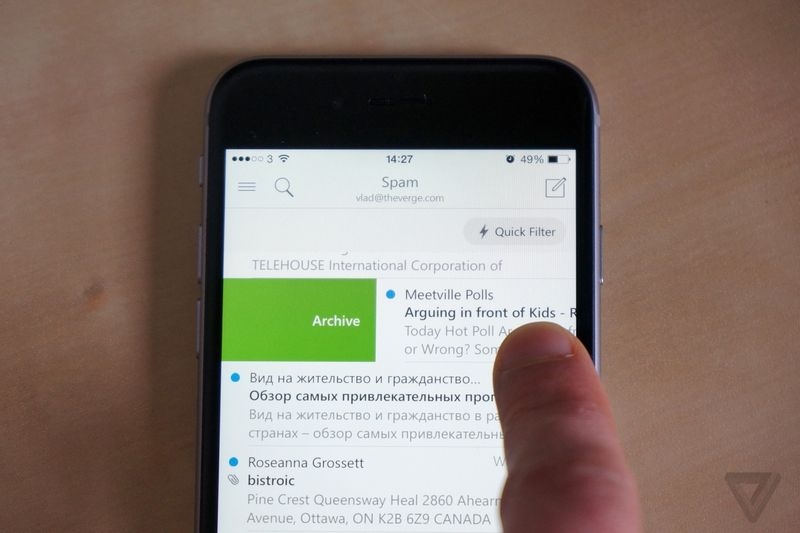 Outlook có giao diện trực quan, ngoài ra nó còn liên kết với các dịch vụ lưu trữ đám mây như Dropbox và OneDrive.