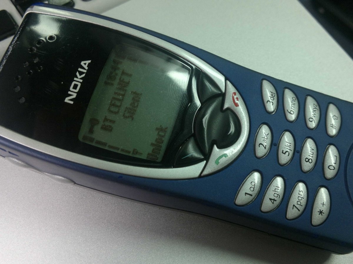 Nokia 8210 duoc cac trum ma tuy o Anh san lung hinh anh