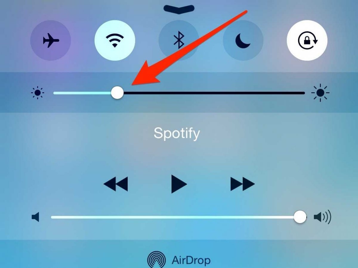 Độ sáng màn hình cao là một trong những yếu tố khiến iPhone nhanh hết pin. Nếu máy sắp hết pin hãy kéo Trung tâm Kiểm soát từ dưới lên và giảm độ sáng màn hình đến mức tối thiểu. Ngoài ra, hãy bật độ sáng tự động để thiết bị có thể tùy chỉnh độ sáng màn hình tùy vào môi trường bằng cách: Vào Cài đặt > Màn hình & Độ sáng kích hoạt Độ sáng Tự động.