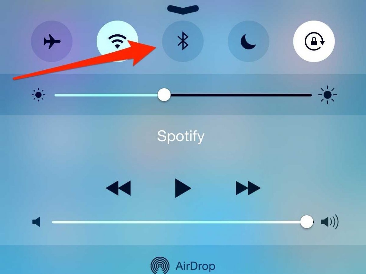Tắt Bluetooth, Bluetooth không ngốn quá nhiều điện năng nhưng tắt nó sẽ giúp iPhone tiết kiệm được pin trong thời gian dài. Chỉ cần trượt Trung tâm Kiểm soát lên và vô hiệu hóa Bluetooth.