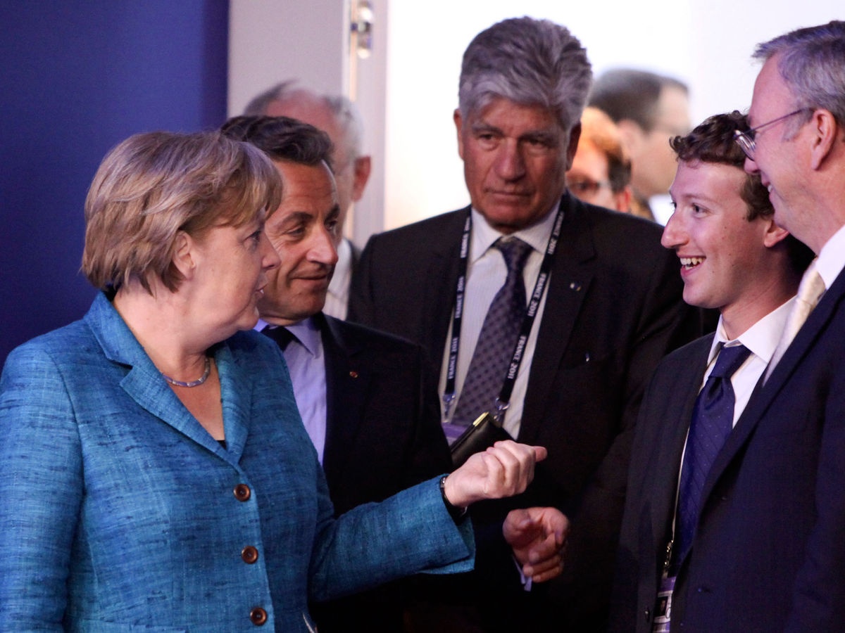 Mark Zuckerberg Mark Zuckerberg, người sáng lập Facebook Inc. gặp Angela Merkel, thủ tướng của Đức khi họ đến với phiên internet của Nhóm Tám hội nghị thượng đỉnh ở Deauville