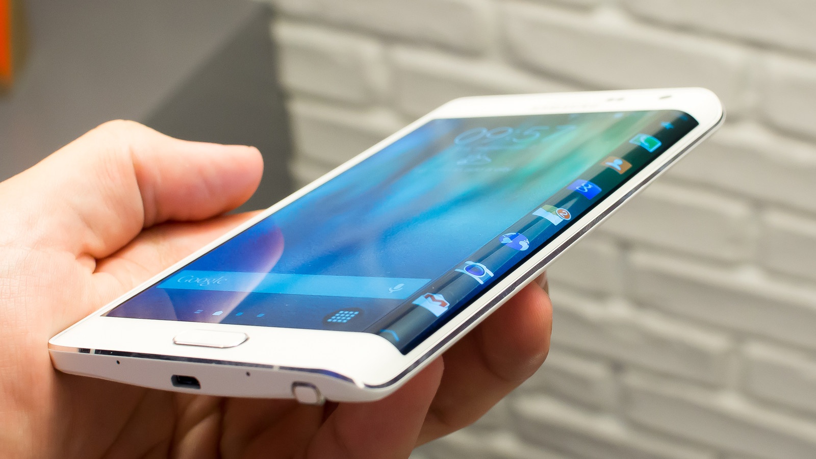 Galaxy S6 sẽ có màn hình cong như Galaxy Note Edge ra mắt mùa thu năm ngoái.