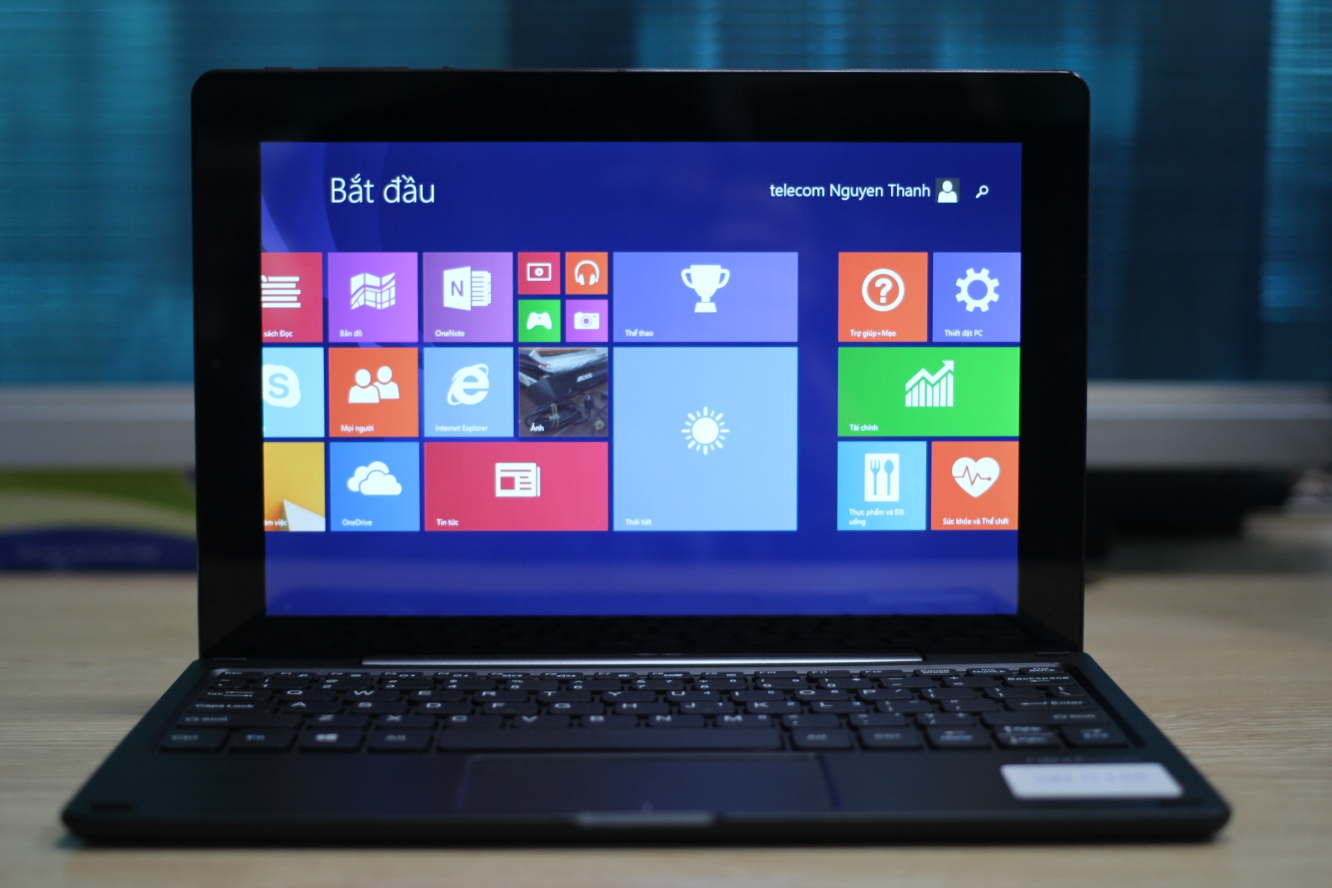 Tablet lai laptop chay Windows 8.1 gia 5 trieu o VN hinh anh