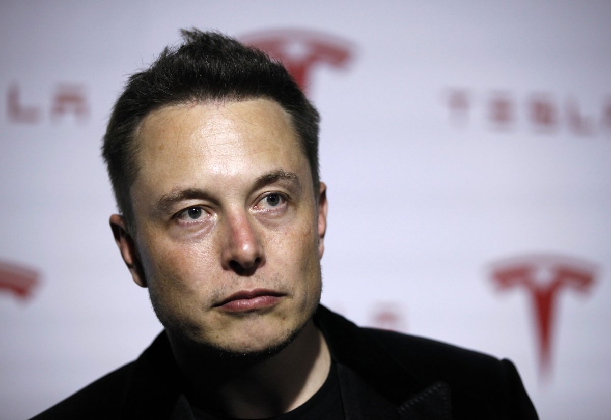 Elon Musk, CEO của Tesla, khi được hỏi về tương lai của ngành di động đã trả lời rằng: “Google sẽ trở thành kẻ thống trị vì Apple giống như một con rắn mất đầu” (Hàm ý ám chỉ sự ra đi của Steve Jobs). Mối thù giữa Apple và Tesla ngày càng sâu đậm hơn khi cả hai không đạt được thỏa thuận phát triển Car Play cũng như thông tin về việc hai bên chiêu mộ nhân sự của nhau trong thời gian gần đây.