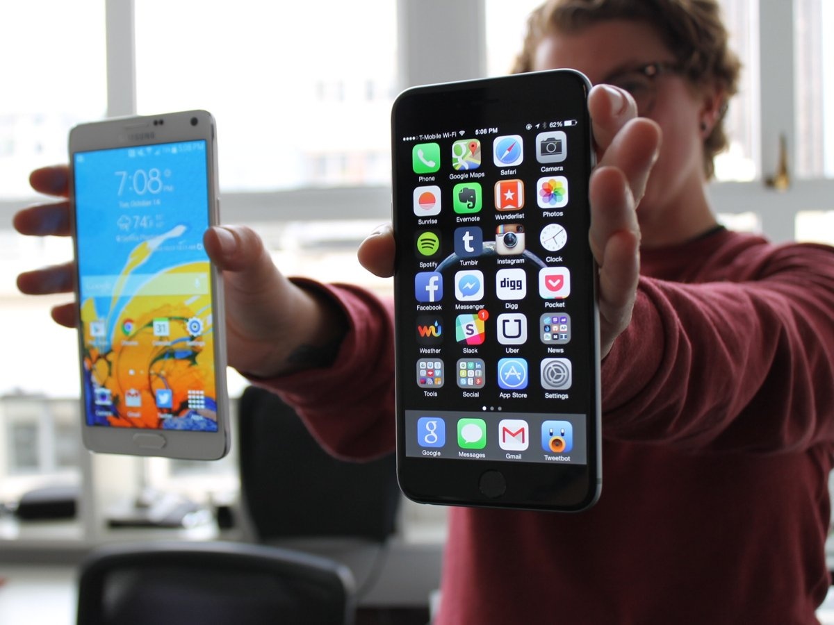 Trong khi đó, Samsung có báo cáo tài chính không mấy tốt đẹp. Nhiều người nhận xét, người dùng không cần phải mua Samsung vì màn hình lớn của hãng nữa.