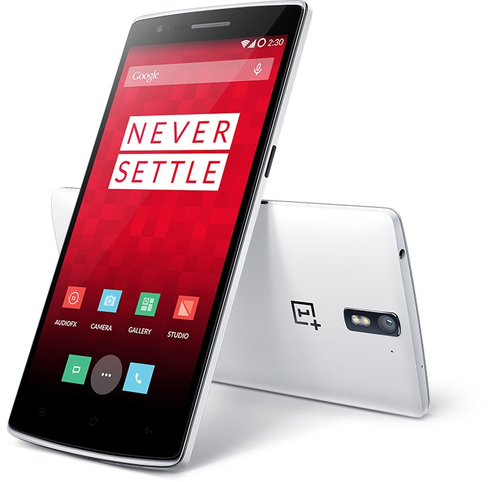 1. OnePlus One: Sở hữu màn hình 5,5 inch Full HD sử dụng công nghệ IPS với độ phân giải 1920 x 1080 pixel, vi xử lý Quad-core Qualcomm Snapdragon 801 tốc độ 2,5 GHz và RAM 3 GB, đây là chiếc smartphone đã gây bão suốt năm 2014. Máy ảnh chính của smartphone này có độ phân giải 13 megapixel trong khi camera trước cho những tấm ảnh chất lượng lên tới 5 megapixel. Với OnePlus One, người dùng cũng có thể trải nghiệm video 4K siêu nét với âm thanh stereo và tính năng slow motion. Bên cạnh cấu hình ấn tượng, sản phẩm còn được trang bị pin LiPo dung lượng cao 3100 mAh.