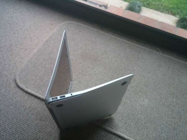 MacBook Air song sot than ki sau cu roi 300 met tu may bay hinh anh