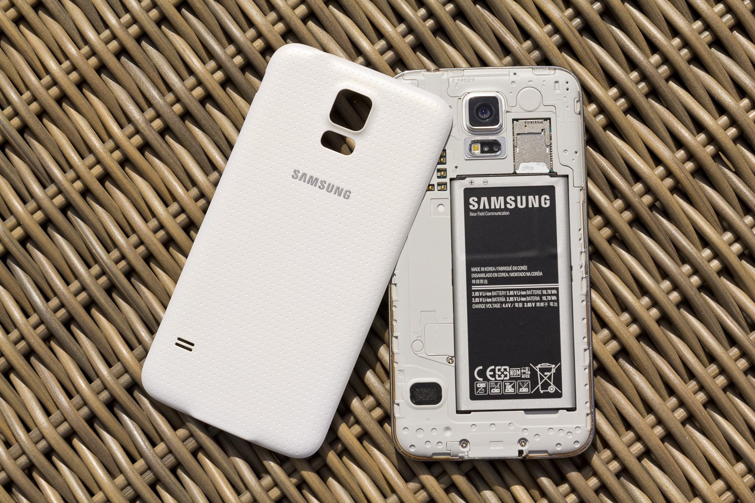 3. Pin: Dung lượng pin trên Galaxy S6 nhiều khả năng là 2.600 mAh – nhỏ hơn so với 2800 mAh của S5. Samsung phải cắt giảm dung lượng pin để đảm bảo độ mỏng và trọng lượng cho thiết bị. Hãng khẳng định vi xử lý mới tiết kiệm năng lượng nên pin 2.600 mAh không đáng để lo lắng. Tuy nhiên, người dùng vẫn mong chờ pin được cải thiện hơn, nhất là khi pin của Galaxy S6 không thể tháo rời như trước.