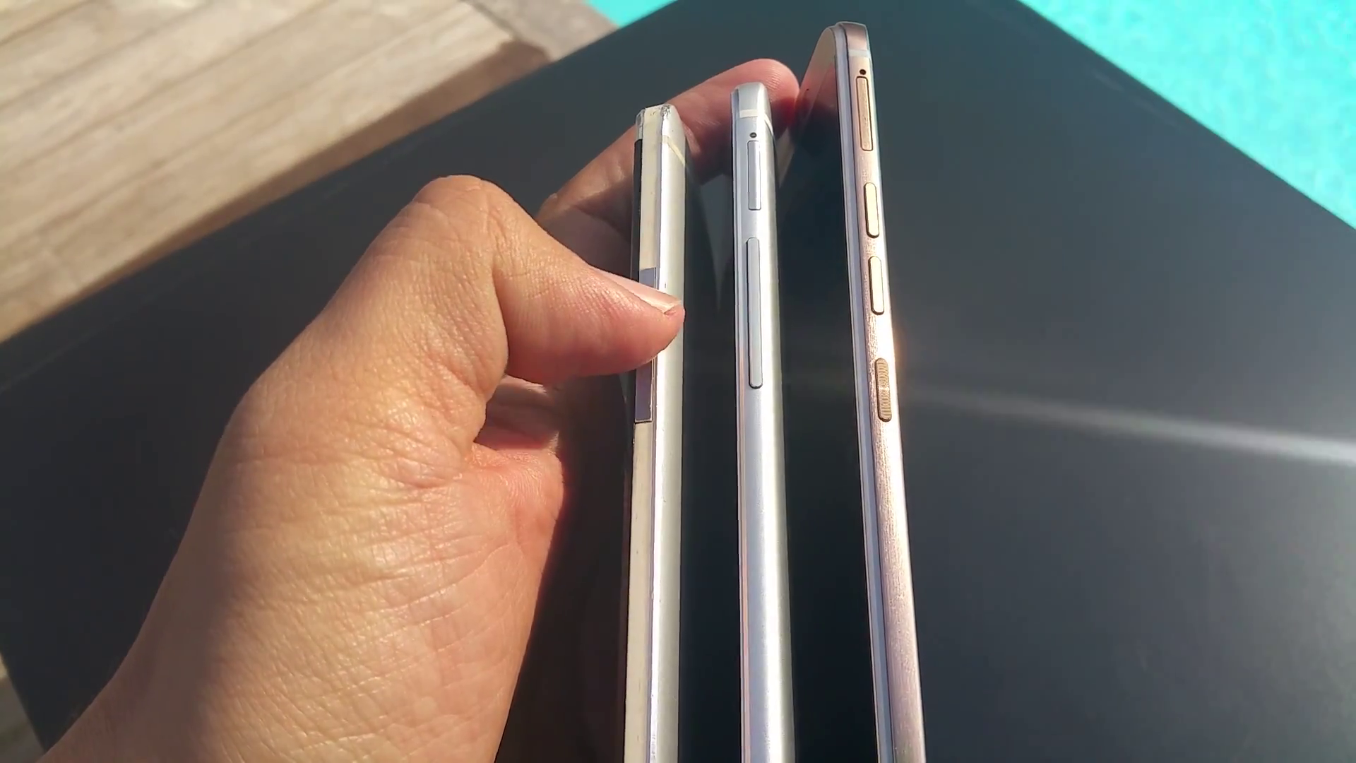 Cạnh bênh của One M9 với màu vàng đặc trưng, nút tăng giảm âm lượng tách biệt, bên dưới là nút nguồn.