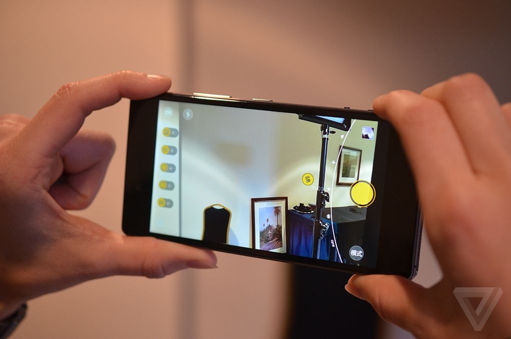 Ở chế độ chụp ảnh chuyên nghiệp, người dùng dễ dàng điều chỉnh độ nhạy sáng, cân bằng trắng, phơi sáng,...