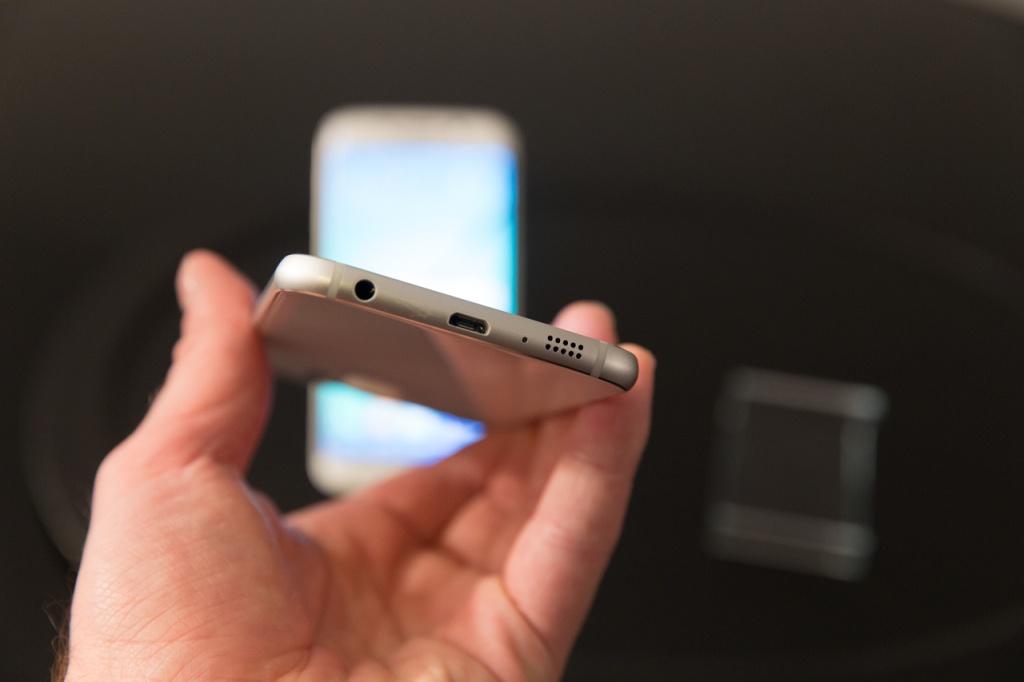 Thiết kế kim loại bo tròn được chau chuốt từ những chi tiết nhỏ nhất.