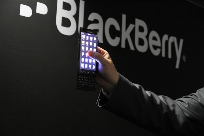Smartphone bi an giong Galaxy S6 Edge cua BlackBerry hinh anh