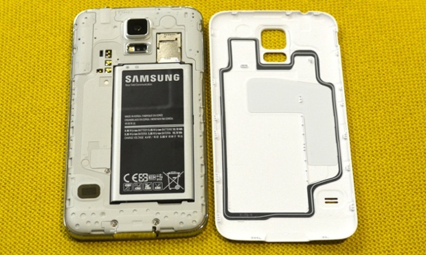 Pin có thể tháo rời và khả năng chống nước đã biến mất trên smartphone mới của Samsung. (Ảnh:Samuel Gibbs for the Guardian)