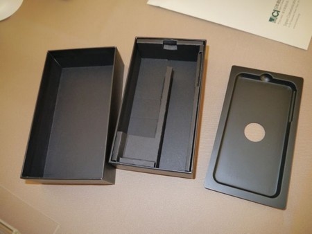 Hình ảnh hộp đựng smartphone Vaio bị rò rỉ.