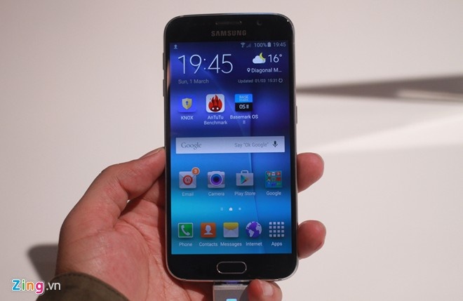 Samsung Galaxy S6 là thiết bị mới nhất của hãng điện tử Hàn Quốc. Với S6, Samsung đã lột xác hoàn toàn với thiết kế khung kim loại cùng nắp lưng được phủ kính. Mặt kính này phủ khắp hết lưng nên tạo cảm giác sang trọng và đẹp hơn rất nhiều so với mặt lưng lỗ bằng nhựa của Galaxy S5 hay mặt da của Note 4.