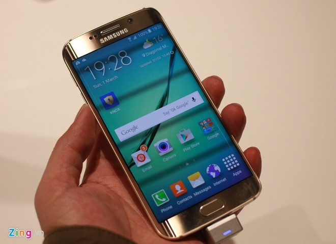 Samsung đưa cả khán phòng tại MWC Barcelona hết bất ngờ này đến bất ngờ khác khi lần đầu tiên, hãng giới thiệu chiếc điện thoại màn hình cong hai cạnh – Galaxy S6 Edge. Không giống bất cứ một chiếc smartphone nào của Samsung từ trước đến nay, S6 Edge được Samsung chăm chút từng chi tiết cũng như thiết bị được hoàn thiện ở mức tốt nhất. S6 và S6 Edge sẽ được Samsung bán ra vào đầu tháng 4/2015.