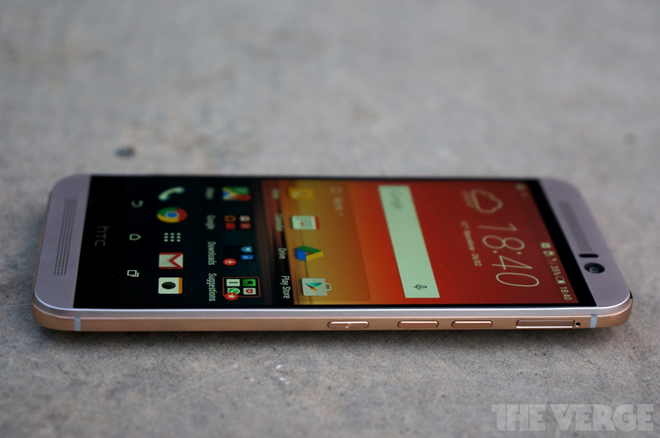 HTC One M9, đúng với những hình ảnh được rò rỉ trước đó, sản phẩm không có nhiều thay đổi so với người tiền nhiệm One M8. Thay đổi lớn nhất của One M9 đó là HTC đã lắng nghe người dùng loại bỏ camera Ultrapixel trên One M8 để thay bằng camera 20 MP.