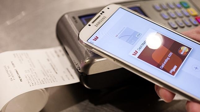 8. Thanh toán với Samsung Pay Cùng với màn ra mắt Galaxy S6 và S6 Edge, hãng công nghệ Hàn Quốc đã tung ra “Samsung Pay”. Dựa trên sự kết hợp giữa NFC và STDs, giải pháp này cho phép người dùng thanh toán hàng hoá, dịch vụ nhờ bộ nhận diện vân tay trên smartphone. Đây được xem là chiêu bài cạnh tranh của hãng đối với Apple Pay, Google Wallet, PayPal