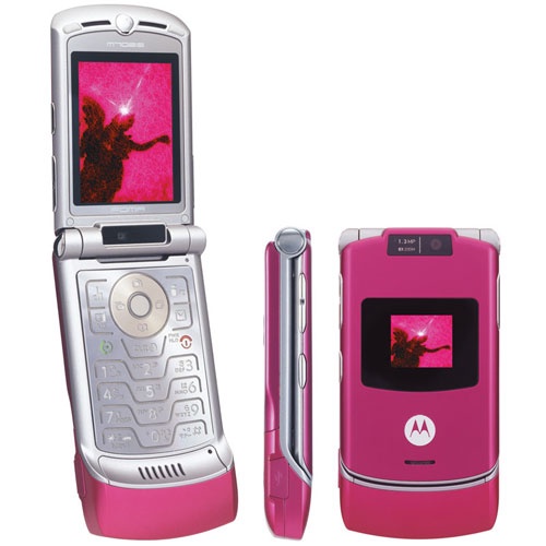 V3 là sản phẩm đầu tiên trong dòng RAZR quyến rũ của Motorola. Năm 2004, đây là chiếc điện thoại mỏng nhất thế giới. V3 nhanh chóng trở thành món phụ kiện phải có trên tay những người sành điệu. Chỉ sau hai năm xuất hiện, hơn 50 triệu chiếc V3 đã được tiêu thụ. Cho tới nay, tổng số máy bán ra trên toàn thế giới đã chạm mốc 130 triệu chiếc, đưa RAZR trở thành một trong những dòng điện thoại bán chạy nhất lịch sử.