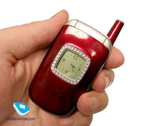 Samsung T500 Những năm 2000, khái niệm điện thoại thời trang bắt đầu xuất hiện trên thị trường di động. Tiêu chuẩn của những sản phẩm thiết kế cho “một nửa thế giới” lúc này là phải sở hữu các đường cong điệu đà và nắp gập. Điều này đối lập với các dòng điện thoại mạnh mẽ, khoẻ khoắn cho nam giới. Tâm điểm sự chú ý hướng về T500 của Samsung – hãng sản xuất đến từ xứ sở kim chi. 