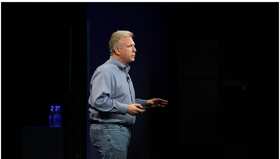 Phil Schiller – phó chủ tịch cấp cao phụ trách Marketing của Apple giới thiệu chi tiết hơn về chiếc Macbook 12 inch độ phân giải 2.304 × 1.440 .