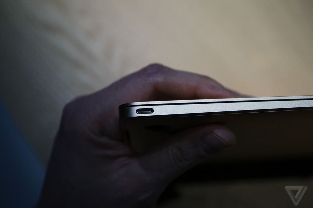 Với một cổng kết nối duy nhất  là USB Type-C, tất cả các giao tiếp từ sạc pin đến trao đổi dữ liệu hay tín hiệu màn hình như Thunderbolt, Magsafe 2, USB, HDMI/VGA/DVI đều bị lược bỏ. Apple chưa công bố liệu có phụ kiện cổng chuyển đổi đi kèm máy hay không. 