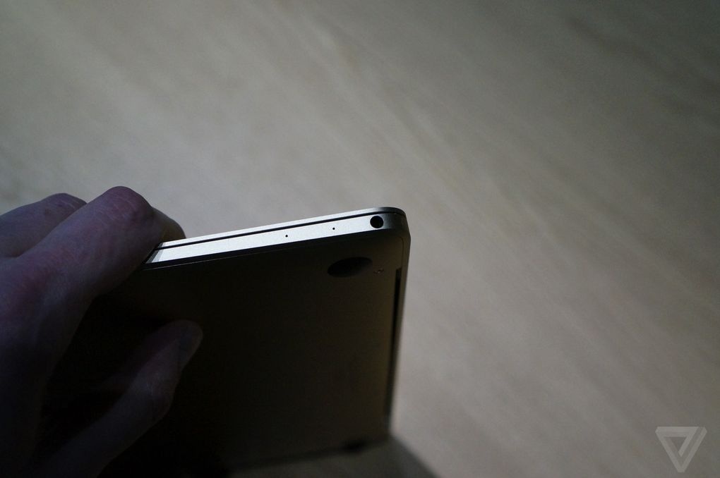 Ngoài cổng USB Type-C bên cạnh trái, MacBook Retina 12 inch còn có microphone và cổng 3,5mm cho tai nghe bố trí bên cạnh phải. 