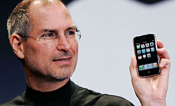 Steve Jobs tại sự kiên ra mắt thế hệ iPhone đầu tiên. Ảnh: Cult of Mac
