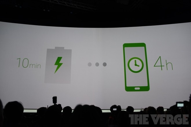 1. Sạc nhanh hơn iPhone 6 đã được cải thiện về tốc độ sạc pin, nhưng vẫn chưa thể so được với smartphone mới của Samsung. Trong sự kiện ra mắt bộ đôi Galaxy S6 và S6 Edge tại MWC 2015, Samsung cho biết hai sản phẩm này có tốc độ sạc nhanh nhất thế giới. Thời gian sạc đầy của Galaxy S6 chỉ bằng một nửa so với iPhone 6. Đồng thời, với 10 phút sạc, người dùng có thể sử dụng thiết bị trong 4 giờ.