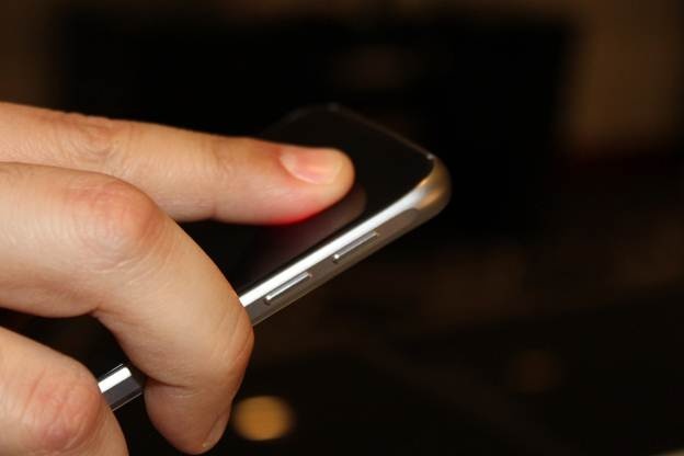 4. Chạm để hiện thông báo Đây được xem là một trong nhưng tính năng thú vị nhất mà Samsung giới thiệu trên smartphone mới lần này. Người dùng chỉ cần chạm nhẹ lên bất cứ cạnh nào trên Galaxy S6 là có thể xem giờ hoặc các thông báo mà không cần phải mở khóa thiết bị. Không có cách nào để làm điều này trên iPhone 6. (Ảnh: BussinessInsider)