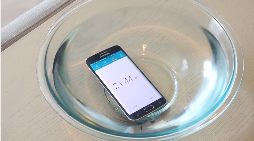 Galaxy S6 Edge co the chiu nuoc 20 phut hinh anh