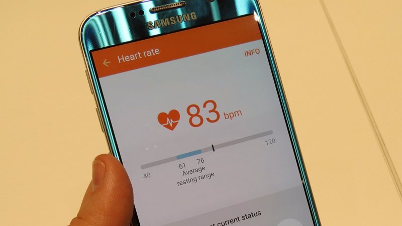 10. Giám sát nhịp tim Trên iPhone 6, người dùng có thể tải những tiện ích sử dụng camera sau và đèn flash để đo nhịp tim. Tuy nhiên, những ứng dụng này chạy rất chậm và thường không chính xác. Trong khi đó, Galaxy S6 cũng như S6 Edge đều cung cấp sẵn tính năng đo nhịp tim chuyên dụng với độ chính xác cao và nhanh chóng. (Ảnh: Pcadvisor)