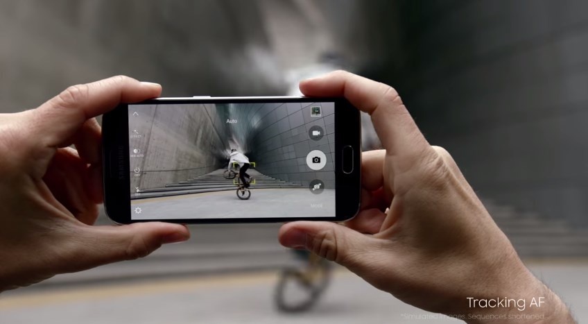 7. Lấy nét khi di chuyển Camera trên bộ đôi smartphone mới của Samsung đã bổ sung những cải tiến đáng kể. Trong số đó, phải nhắc đến khả năng lấy nét. Người dùng chỉ cần chạm vào đối tượng trên màn hình, camera của thiết bị sẽ liên tục điều chỉnh để lấy nét kể cả khi chủ thể hay người chụp di chuyển. (Ảnh: PhoneArena).