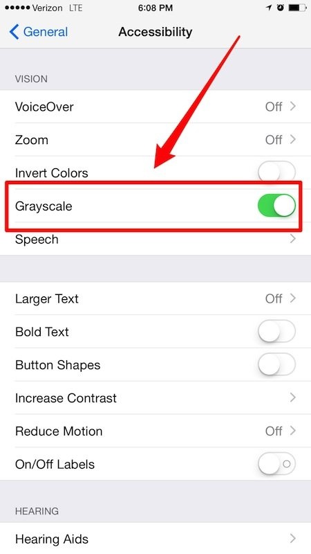 Tiết kiệm pin bằng cách để điện thoại  ở thang màu xám. Nếu điện thoại của bạn sắp hết pin thì việc để điện thoại ở thang màu xám sẽ giúp bạn tiết kiệm pin. Chỉ cần vào Cài đặt > Cài đặt chung > Trợ năng > bật Thang màu xám.